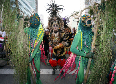 インドネシアの人権デモ、フェースペイントや楽器でにぎやかに