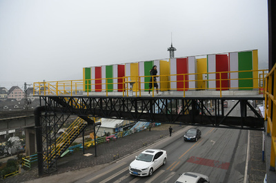 なぜ「空中」にトイレ？ 重慶