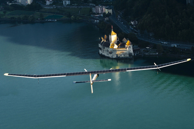 太陽エネルギー機「ソーラー・インパルス」が周回飛行、スイス