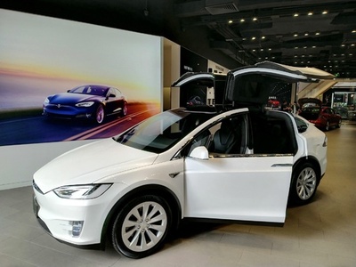 テスラ 中国で全面値上げ、全系列平均15万円超