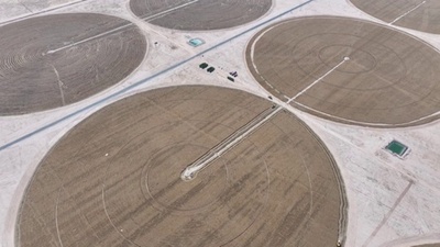 動画:古代の地上絵のよう、円形かんがい農場 イラク