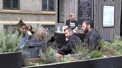 多様な経歴語る人を貸し出す「ヒューマンライブラリー」 デンマーク