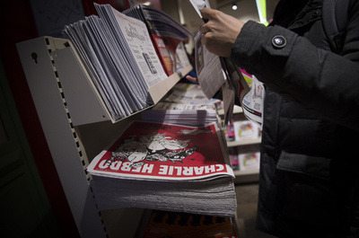 仏シャルリー紙支持の高校生に脅迫状、生徒らが支援集会