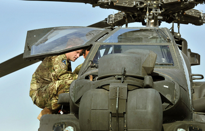 英王子配属のアフガニスタン基地に襲撃、2人死亡