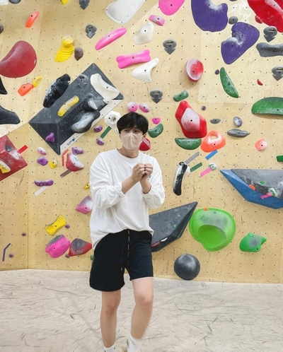 キム・ソンホ、クライミングに挑戦した近況公開 – KOREA WAVE