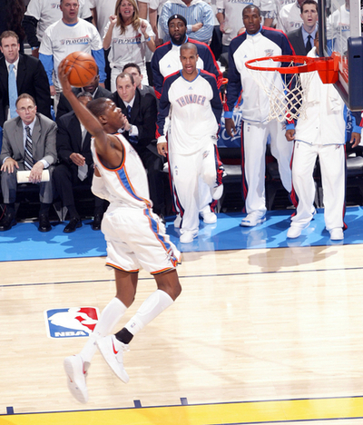 サンダーがレイカーズに連勝、NBAプレーオフ