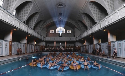 臨場感ありすぎ？ 映画『ジョーズ』を水上で鑑賞 フランス