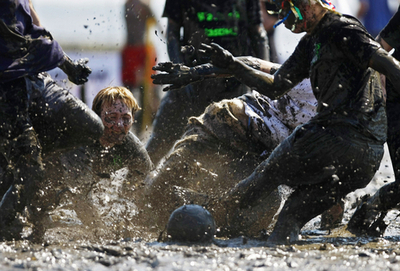 干潟でサッカー、ファッションモデルも泥だらけ ドイツ