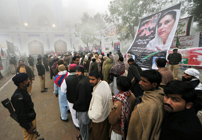 ブット氏暗殺から1年、10万人以上が墓地を訪れ追悼