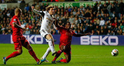 リバプール、スウォンジーとドローも首位守る