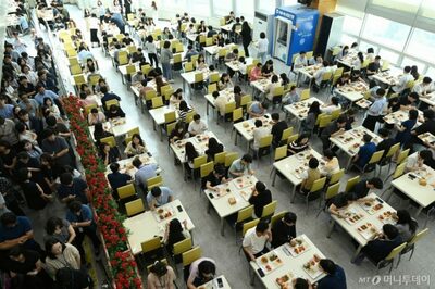 昼は「社食」へ直行する会社員たち…物価高が追い風に、韓国給食業界が好調