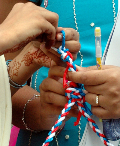 「友愛の日」を祝い、1000メートルのひもを結ぶ