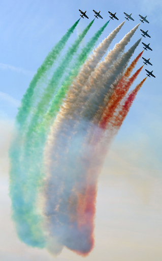結成50周年、伊空軍「フレッチェ・トリコローリ」がアクロバット飛行