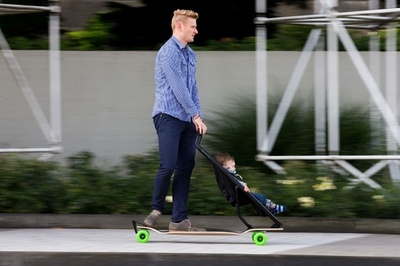 育メンの新常識？「スケボーベビーカー」で赤ちゃんとす～いすい