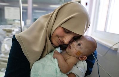ガザ地区の母親、赤ちゃんと約半年ぶりにエルサレムで再会