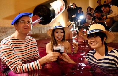 ボージョレ・ヌーボーで乾杯！ 箱根で今年も「ワイン風呂」