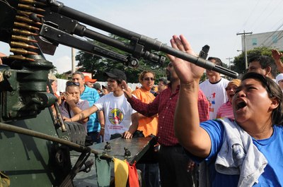 軍事クーデターのホンジュラスに外出禁止令