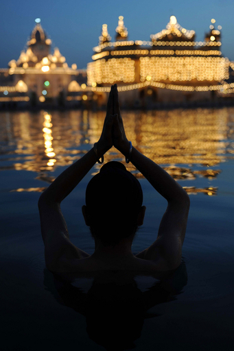 シーク教の新年の祭り、黄金寺院を参拝する信者たち