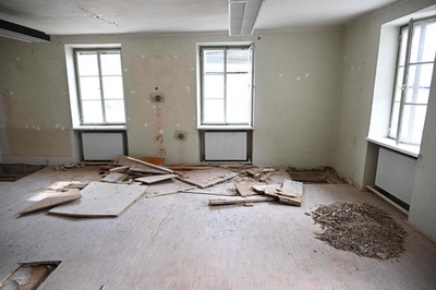 ヒトラー故郷、信奉者2人を今も顕彰 反ナチス団体が抗議 