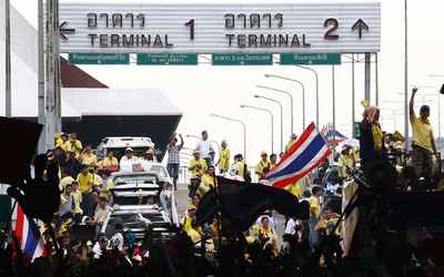 タイの反政府デモ、臨時首相府を包囲 約1万人が集結