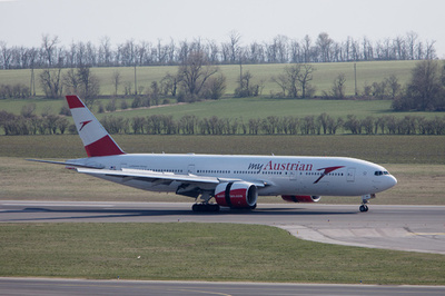 オーストリア航空機、トイレ詰まりで引き返し