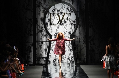 シンガポール・ファッションウィーク開幕、DVFがショー