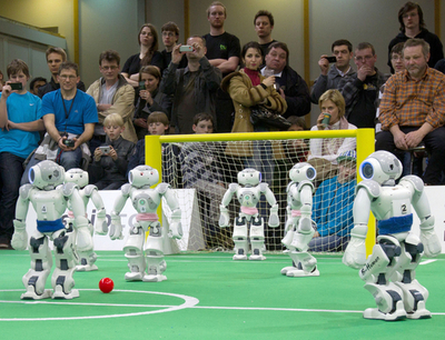 体張ってシュートをキャッチ！「ロボカップ」ドイツオープン開催