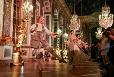 仏ベルサイユ宮殿で華麗な舞、英バレエ団によるショー開催