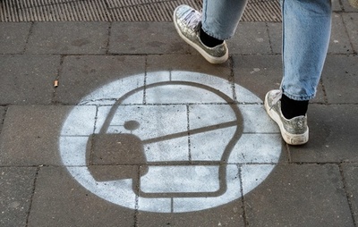 マスク着用！ 独ベルリンの道路に案内登場