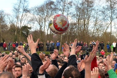 ゴール間は5キロ、住民総出のフットボール大会 