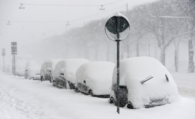 雪に埋もれて車も困り顔？ストックホルム