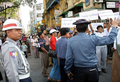 軍事政権が日本の報道機関職員をデモ主催者とともに拘束 - ミャンマー