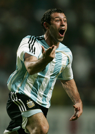 アルゼンチン 3連勝でグループ首位通過