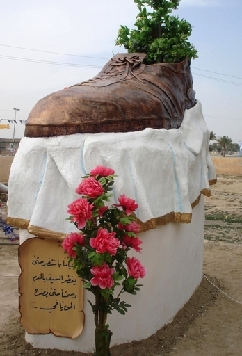 靴投げのイラク人記者初公判、数時間で休廷に