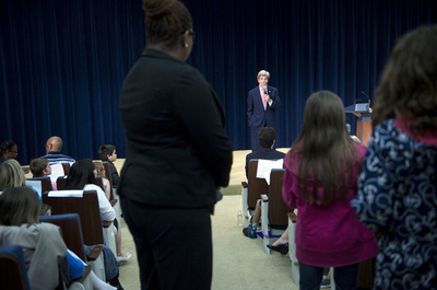 「子どもを職場に連れて行く日」ケリー米長官、質問に答える