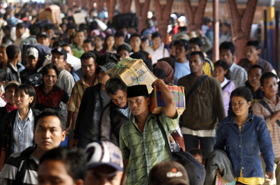 ラマダン明け帰郷ラッシュで472人死亡、インドネシア