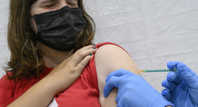 EU人口の半数がワクチン接種完了 AFP集計