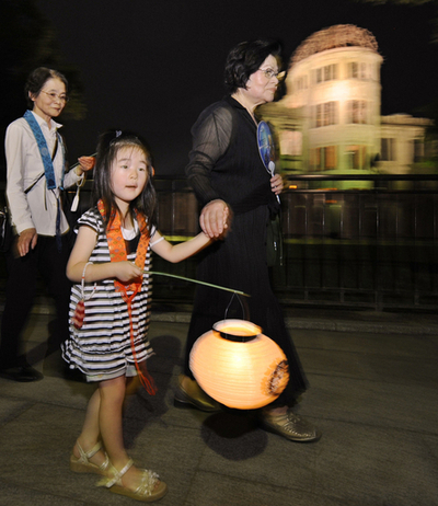 「原爆の日」前夜、広島で慰霊行進