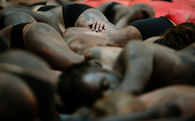 PETA、裸体で闘牛に抗議 スペイン・パンプロナ