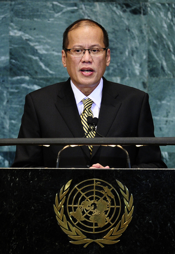 入出国カードに自分の写真、アキノ大統領あわてて回収命令