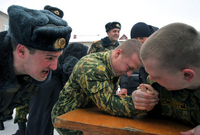 ベラルーシ「祖国防衛の日」を祝うイベント、兵士が力比べ