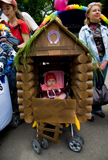 おもしろアイデア続々、手作り乳母車コンテスト