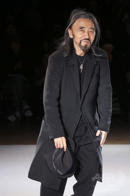 古代ギリシャに着想を得た一枚の布で見せる服、「ヨウジヤマモト」15/16秋冬 古代ギリシャに着想を得た一枚の布で見せる服、「ヨウジヤマモト」15/16秋冬