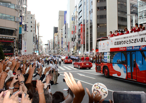 五輪メダリストが銀座パレード 50万人が大歓声 写真15枚 ファッション ニュースならmode Press Powered By Afpbb News