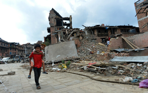 ネパール地震、支援物資不足で子ども300万人超に危機
