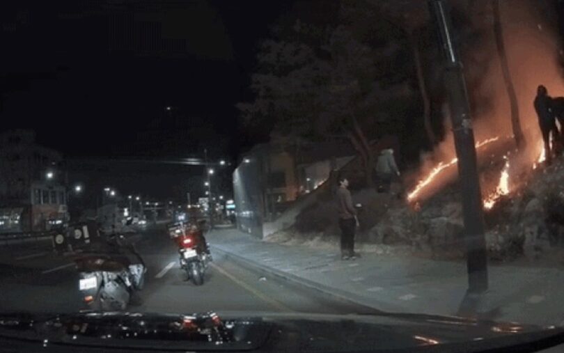オンラインコミュニティに投稿された放火現場の様子(c)news1