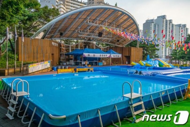 ペボン山オープン広場に設置された子ども用水遊び場（ソウル観光財団提供）(c)news1