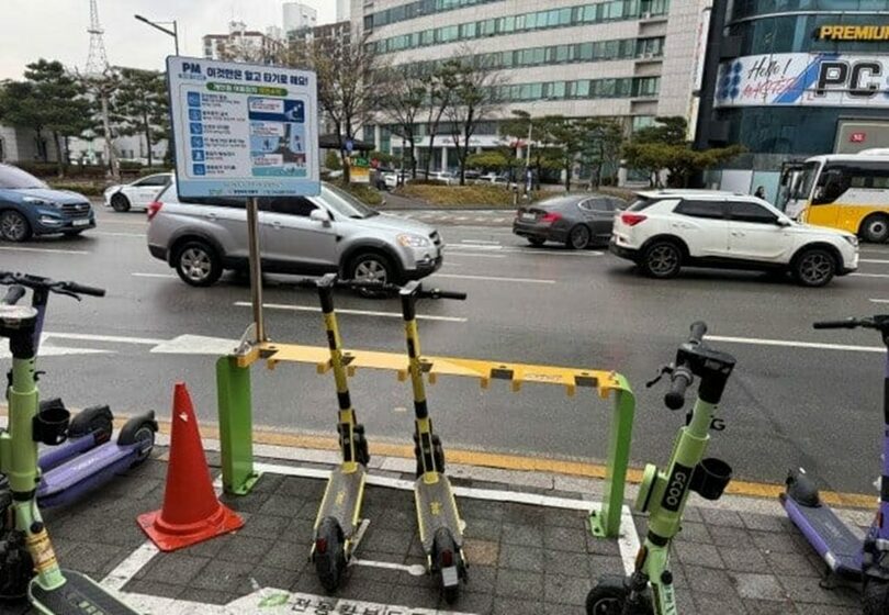 韓国忠清北道清州市に設置された電動キックボードの駐車場(c)KOREA WAVE
