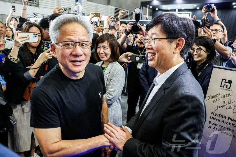 左側がNVIDIAのジェンスン・フアンCEO(c)news1