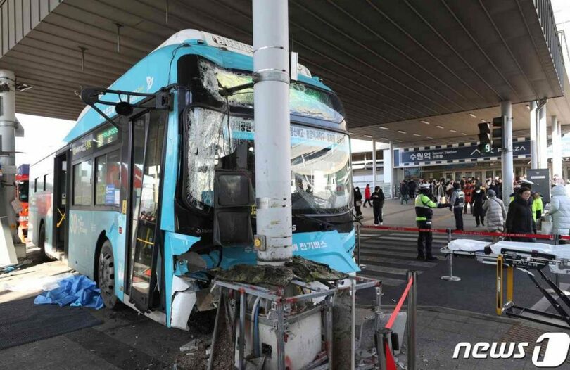 12月22日午後、京畿道の水原駅乗り換えセンターで市内バスが市民多数をはねる事故が発生した(c)news1
